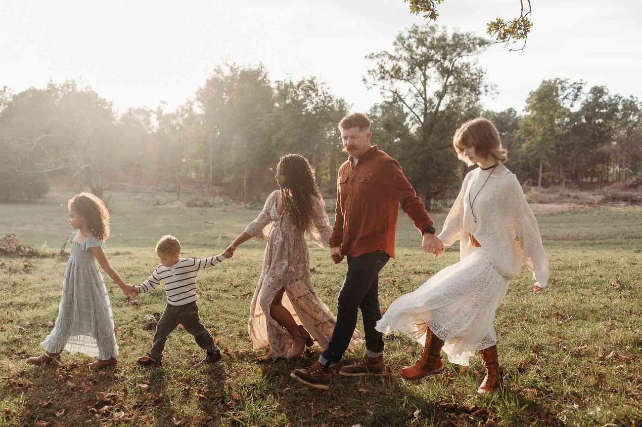 foto de festa social com pessoas sorrindo