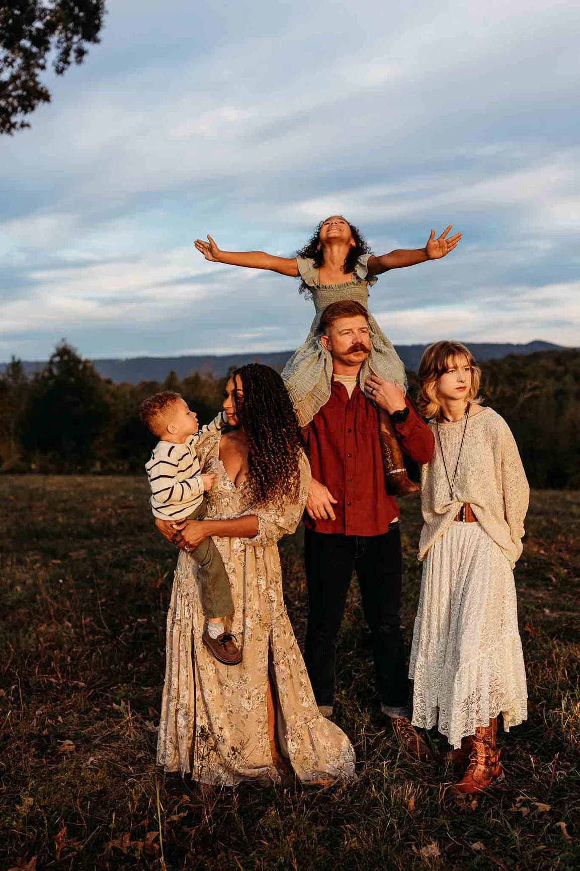 foto de festa social com pessoas dançando