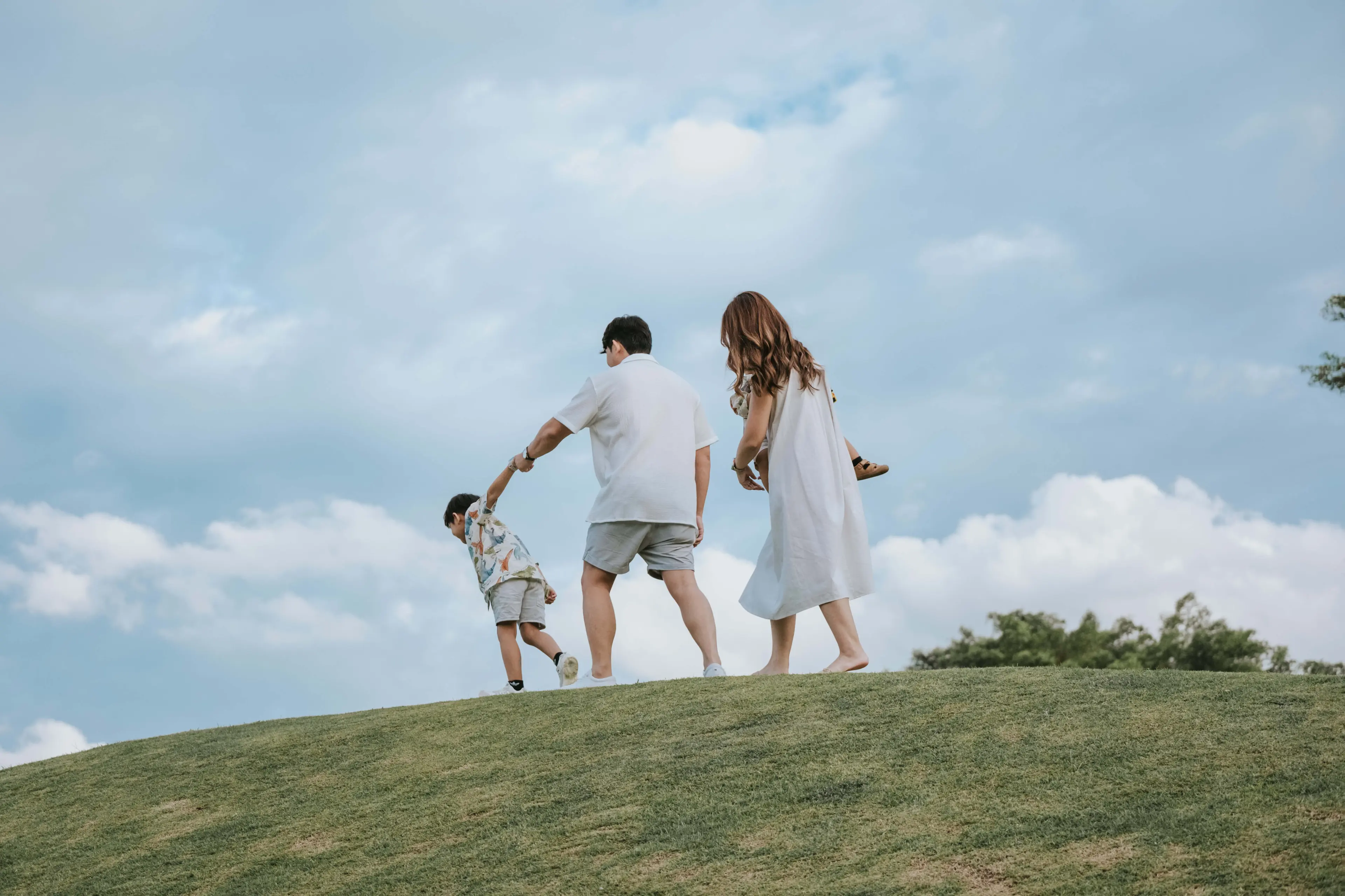 foto de evento social com pessoas sorrindo