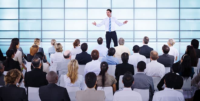 foto de evento corporativo com pessoas interagindo